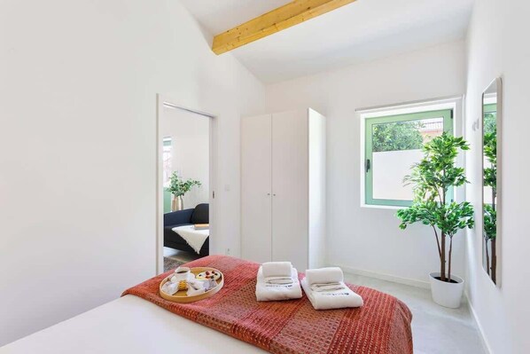 1 habitación, tabla de planchar con plancha, cuna de viaje y wifi 