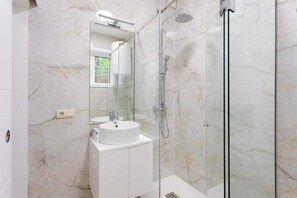 Shower, hair dryer, towels, shampoo