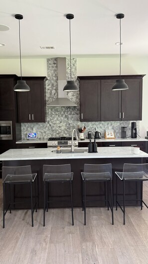 Fridge, microwave, oven, stovetop - Exquisitely Decorated Spacious 4-bedroom Home close to Airport (Fairburn)