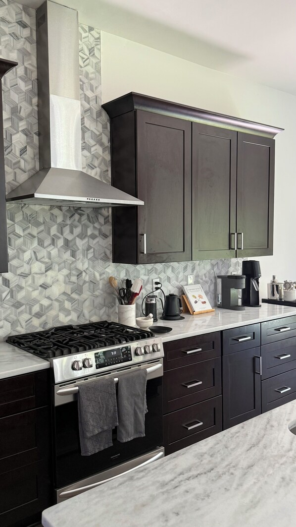 Microondas, horno, placa de cocina, lavavajillas