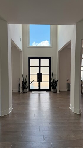 Exquisitely Decorated Spacious 4-bedroom Home close to Airport