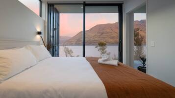 2 bedrooms, desk, iron/ironing board, travel crib