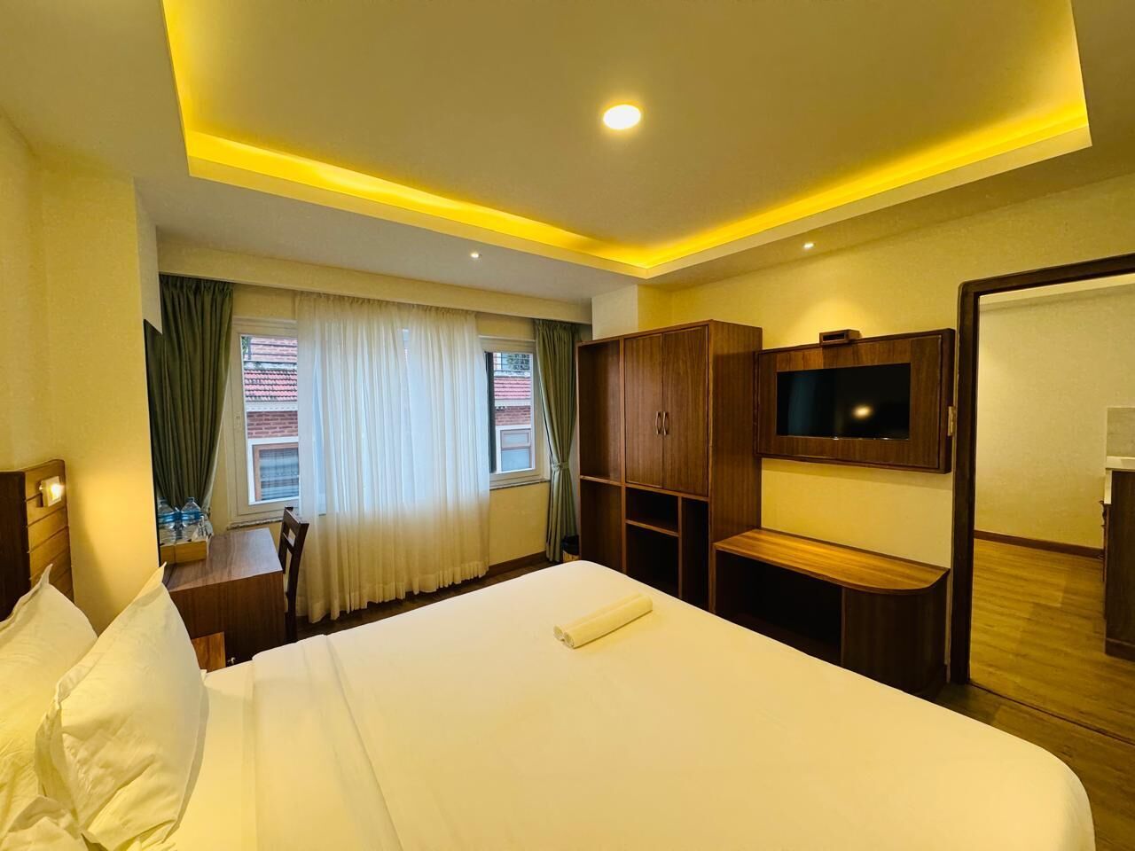 connecting studio apartment | Cassaforte in camera, una scrivania, postazione laptop, insonorizzazione