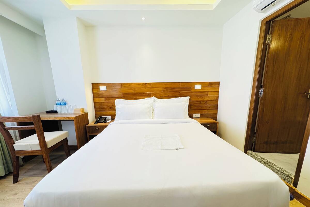 Deluxe Double Room | In-room safe, desk, laptop workspace, soundproofing