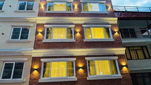 Un edificio de varios pisos con un espacio comercial en la planta baja.