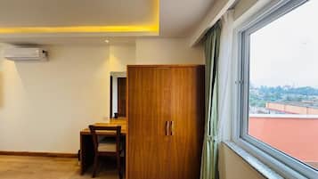 Caja de seguridad en la habitación y escritorio