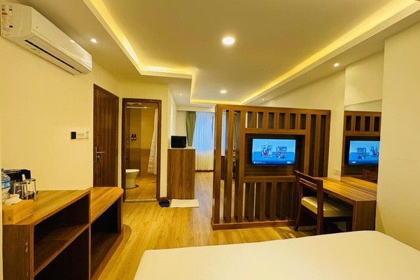 Deluxe Apartment, 1 King Bed | In-room safe, desk, laptop workspace, soundproofing