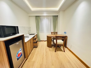 Deluxe-Apartment, 1 King-Bett | Eigene Kochnische | Mini-Kühlschrank, Mikrowelle