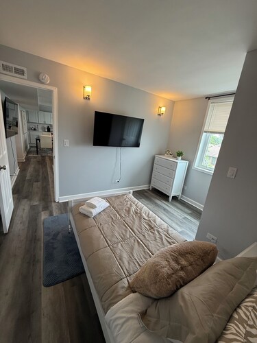 Elevated & Elegant  4 BD 2BA apartment 25 min to downtown