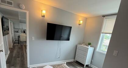 Elevated & Elegant 4 BD 2BA apartment 25 min to downtown