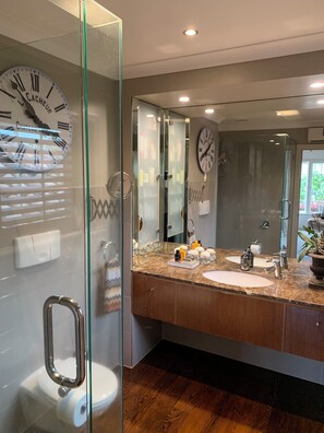 Shower, hair dryer, towels, soap - Luxury Living in Remuera Family Home w Pool - Prime Location (Auckland)