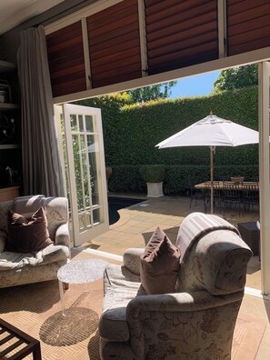 Televisie en een open haard