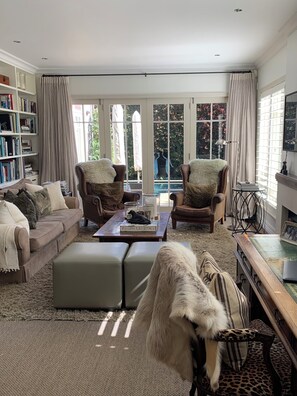 Televisie en een open haard