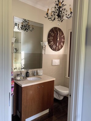 Een douche, een haardroger, handdoeken, zeep