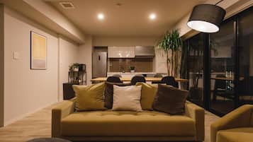 Deluxe Apartment, City View | Living area