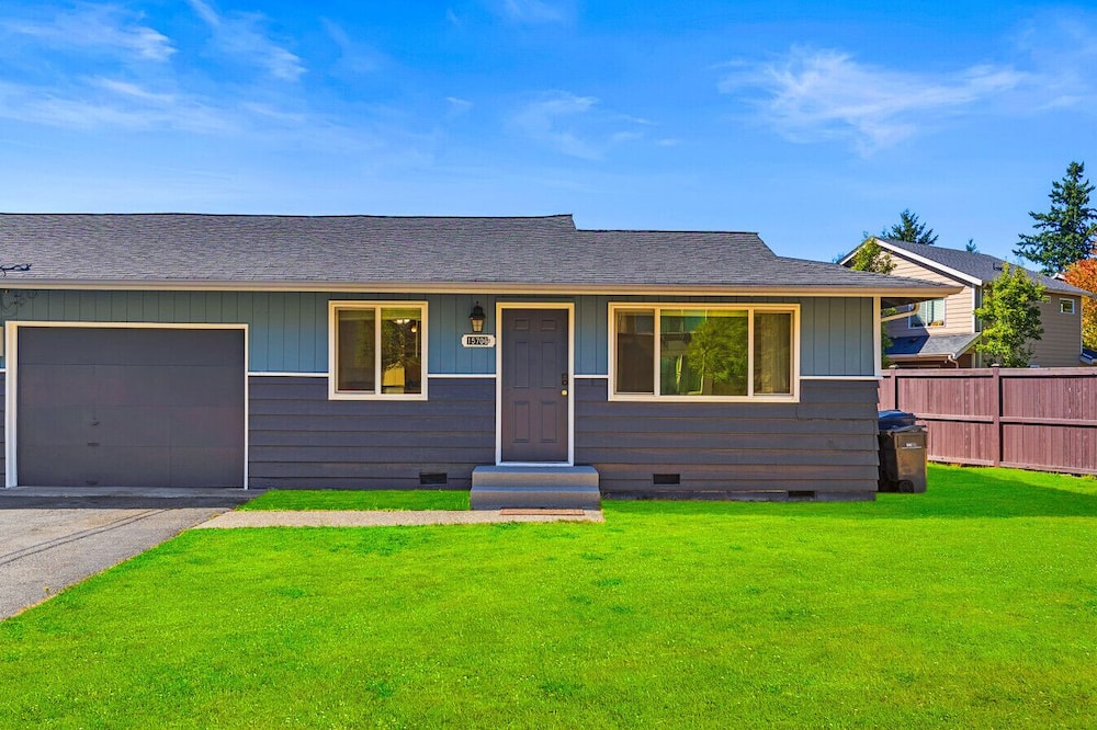 Spacious 2BR Duplex Family Group Friendly - Possession Point, WA