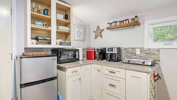 Mikrovågsugn, spishäll och grytor/köksredskap