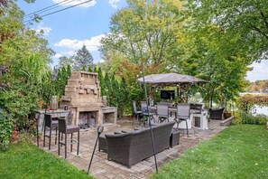 Outdoor dining - Tiki Retreat-Hot Tub-Fire Pit - Private Beach (Sand Lake)