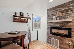 Dining - Tiki Retreat-Hot Tub-Fire Pit - Private Beach (Sand Lake)