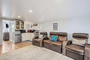 Interior - Tiki Retreat-Hot Tub-Fire Pit (Sand Lake)