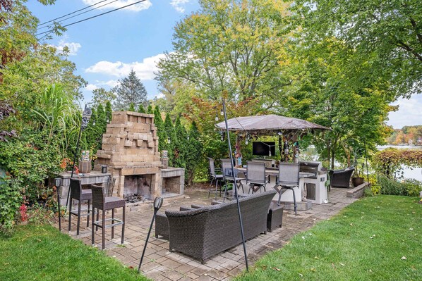 Outdoor dining - Tiki Retreat-Hot Tub-Fire Pit (Sand Lake)