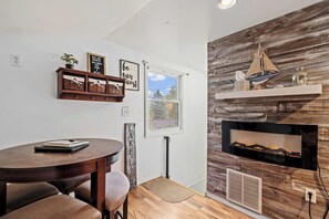 Dining - Tiki Retreat-Hot Tub-Fire Pit (Sand Lake)