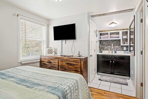 2 bedrooms, WiFi, bed sheets - Tiki Retreat-Hot Tub-Fire Pit (Sand Lake)