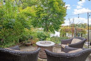 Property grounds - Tiki Retreat-Hot Tub-Fire Pit (Sand Lake)