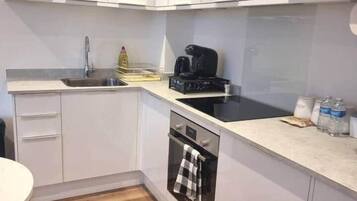 冰箱、微波炉、烤箱、炉灶