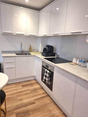 Kühlschrank, Mikrowelle, Ofen, Herdplatte