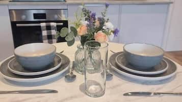 Een koelkast, een magnetron, een oven, een kookplaat