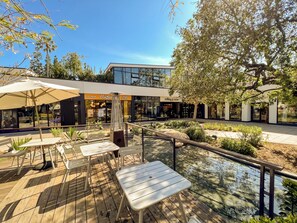 Outdoor dining - Cozy Studio City Apt with Large Patio & Gated Parking (Los Angeles)