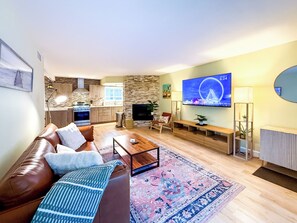 TV - Cozy Studio City Apt with Large Patio & Gated Parking (Los Angeles)