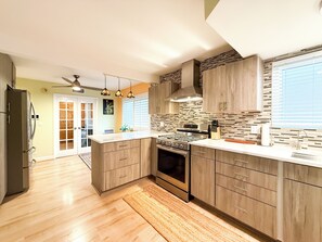 Microwave, oven, stovetop, dishwasher - Cozy Studio City Apt with Large Patio & Gated Parking (Los Angeles)