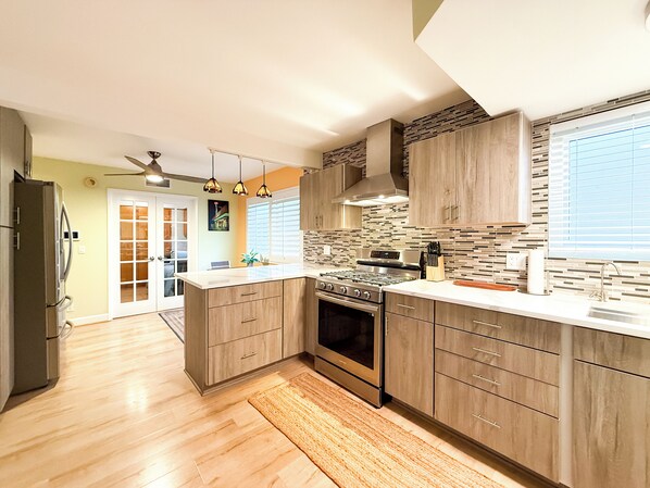 Microwave, oven, stovetop, dishwasher - Cozy Studio City Apt with Large Patio & Gated Parking (Los Angeles)