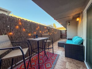 Outdoor dining - Cozy Studio City Apt with Large Patio & Gated Parking (Los Angeles)