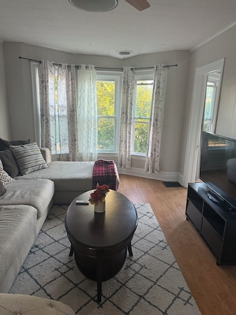 Smart TV. Cute 3BR Upper Unit Home in South Buffalo near downtown