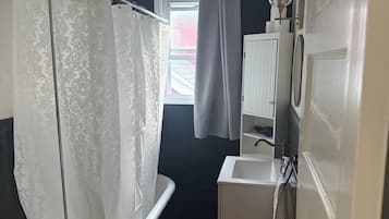 Haartrockner, Handtücher, Seife, Toilettenpapier