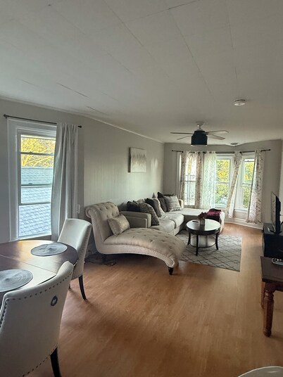 Cute 3BR Upper Unit Home in South Buffalo near downtown