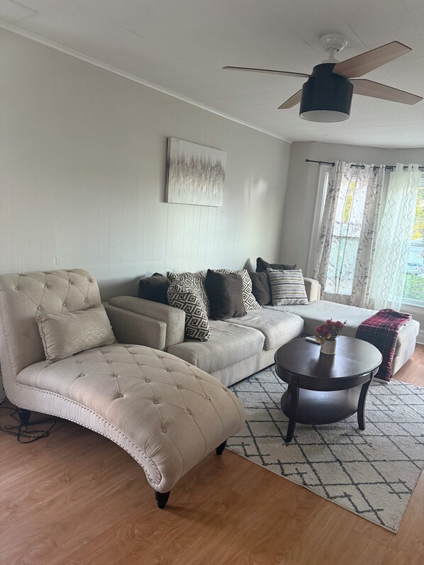 Smart TV - Cute 3BR Upper Unit Home in South Buffalo near downtown (Buffalo)