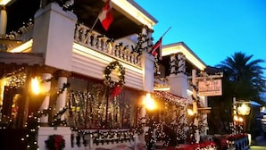 Un bâtiment sur lequel on peut lire l’enseigne « The Tini Martini Bar », ainsi qu’une décoration de Noël avec des guirlandes lumineuses et des couronnes.