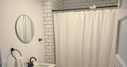 Cozy 3BR Lower Unit home in South Buffalo Near Downtown