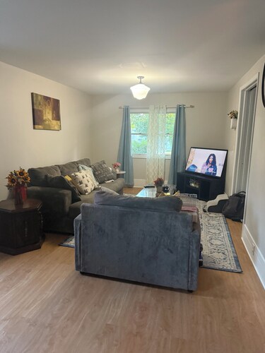 Cozy 3BR Lower Unit home in South Buffalo Near Downtown
