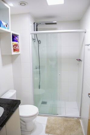 Dusj, hårføner, håndklær og såpe