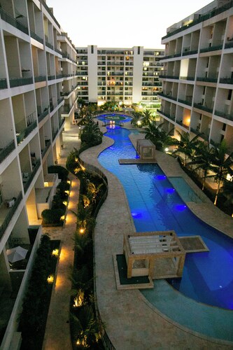 Complete Luxury Apartment in front of the Catholic University - Pool View