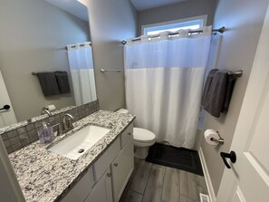Hair dryer, towels - Citation Cottage – Near Keeneland & Bourbon (Versailles)