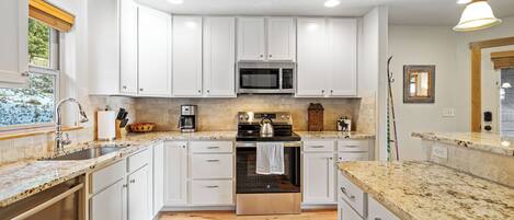 ثلاجة، ميكروويف، فرن، موقد طهي مسطح