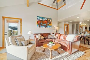 Smart TV, fireplace, DVD player, books - Walk to Town Center Shops & Restaurants, Private Hot Tub, 3BR + Loft (Big Sky)