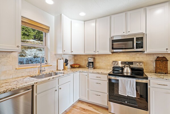 Refrigerador, microondas, horno y parrilla de estufa 