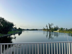 Property grounds - Salty Seahorse Serenade Lake 4-bedroom house in Cape Coral A/C POOL WiFi (Cape Coral)